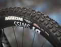 Der Assegai von Maxxis ist ein richtig starker Vorderreifen. Einer der Favoriten im EMTB-Testteam. Doch an einem E-Enduro ist die Exo-Karkasse unterdimensioniert. Und auch ein weicher MaxxGrip-Gummi würde dem Bike noch besser zu Gesicht stehen.