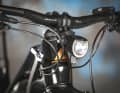 Bulls has placed a magnetic Monkey Link mount under the handlebars, which is supplied with power from the main battery. Various front lights (not included) can be clipped on here.