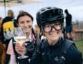 Stößchen drauf! Sie hat den perfekten MTB-Helm schon gefunden. Wie man den für sich persönlich ideal passenden Fahrradhelm findet, das klärt unsere große Kaufberatung. | Mia Maria Knoll