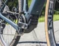 The fact that a 13-kilogram gravel bike might be a little sluggish and stubborn to steer through difficult terrain is quickly forgotten on the Nuroad Hybrid.