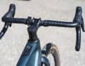 Thanks to the compact and rather sporty riding position, balanced weight distribution and lightweight carbon wheels, it handles well even on steep, technical climbs.