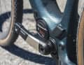 Sobald der Antrieb hinzugeschaltet wird, verwandelt sich das eher schwere Bike in ein flinkes und leicht zu beherrschendes Spaßgerät.