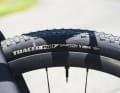 ... Des points de fixation pour le porte-bagages et les garde-boue ainsi que de la place pour des pneus jusqu'à 56 millimètres de large complètent le caractère d'un modèle de Bikepacking.