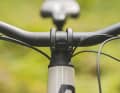 Optisch schick, aerodynamisch am MTB nicht relevant, und in Sachen Schrauber-Freundlichkeit ein Alptraum: Wenn Brems- und Schaltzüge schon im Steuersatz ins Rahmeninnere verschwinden, wird der Service zur nervenraubenden Bastelei.