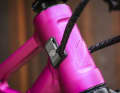 Typical Nicolai: the Nicolai logo adorns the head tube of the G1 GPI in filigree milled grooves. Also nice: the clamped cable guide.