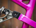 Doubly exciting: The compression strut mutator is located on the far right of the damper linkage, while the flip chip on the left provides a choice of 175 or 162 millimetres of suspension travel.