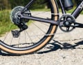 Les transmissions à 1 vitesse présentent des avantages sur les pistes rugueuses et en tout-terrain : moins de risques de panne, utilisation intuitive, plus grande liberté de mouvement des pneus et sécurité accrue de la chaîne. La Sram Rival XPLR occupe la classe moyenne supérieure des systèmes radio.