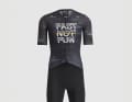 Le Sportful FAST NOT FUN Gravel-Suit en noir et de face.
