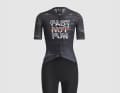 Pour les femmes, la combinaison Race est disponible en noir.