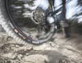 Vorteil Tubeless: Mit Milch statt Schlauch im Reifen lassen sich die Luftdrücke signifikant senke. Folge: Mehr Traktion und besseres Überrollverhalten bei gleichzeitig hohem Pannenschutz.