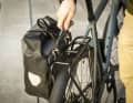 Grundvoraussetzung für einen stabilen Sitz am Rad ist, dass die Haken der Tasche zu den Trägerstreben passen. Gegebenenfalls können hier Distanzstücke helfen.