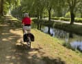 Da kommt Abkühlung gerade recht. Am Kanal de Lalinde verläuft der Radweg unter Schatten spendenden Laubbäumen.