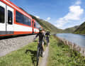 Auf Tuchfühlung: Die Glacier Bike Tour verläuft auf der Strecke des legendären Glacier Express quer durch die Schweiz, hier am idyllischen
Oberalpsee auf über 2000 Metern Höhe.