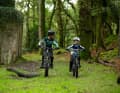 Dank E-Mountainbikes können Kinder mit Erwachsenen mithalten. Doch braucht es das?