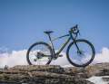 Mondraker legt zwei neue Modelle seines E-Gravelbikes nach: Das günstige Dusty R bekommt die Federgabel des Topmodells...