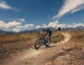 Le nouveau Gravelbike de Mondraker doit aussi faire bonne figure en dehors des routes goudronnées. La géométrie et les caractéristiques de conduite sont conçues pour des terrains variés.
