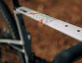 Le design était particulièrement important pour les développeurs de Mondraker. Mais du point de vue fonctionnel, le cadre en carbone de ce vélo de gravel, dont la construction est très élaborée, présente des avantages.
