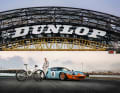 Mondraker bringt am Dusty X Unlimited Gulf Edition sein E-Gravelbike mit Flatbar und Rennsport-Legenden zusammen.