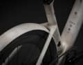 Das auf 50 Stück limitierte Carbon-Gravelbike kommt mit einer von Hand aufgetragenen Lackierung und optisch passenden Schutzblechen.