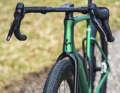 Fast jedes moderne Gravelbike bietet mittlerweile eine maximale Reifenfreiheit von mindestens 50 mm.