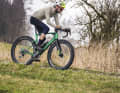Wer sein Gravelbike eher als Rennmaschine sieht und am liebsten Rennrad fahren würde, nur eben auf Schotter, achtet auf Gewicht, dünne schnelle Reifen und ein schmales, aerodynamisches Cockpit.