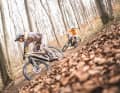 Beim MTB wechselt man den Lenker noch häufiger, nach Stürzen zum Beispiel. Bei voll integrierten Cockpits bedeutet jeder Lenker- oder Vorbautausch, dass die Leitungen demontiert und eventuell auch neu verlegt werden müssen. Immer mehr Hersteller gehen deshalb zurück zu teilintegrierten Lösungen oder außenverlegten Leitungen.