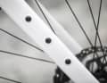 An der Carbongabel des Gravelbikes von Canyon kann Gepäck verschraubt werden.