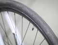 Mit schmalen Gravel-Reifen schlägt das Canyon Roadlite die Brücke zwischen City- und Gravelbike.