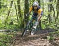 Wer mit seinem Gravelbike auch mal auf einen Trail abbiegen will, freut sich über ein Cockpit mit flachem Drop und deutlichem Flare. Solche Lenkerforme versprechen Kontrolle im technischen Gelände.