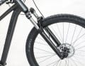 Die SR Suntour Gabelim Cube Aim SLX bietet nur wenig Kontrolle und klemmt das Vorderrad noch mittels dünner Schnellspann-Achse.
