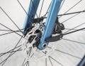 Hydraulische Shimano-Bremsen packen kräftig zu und bleiben sauber dosierbar.