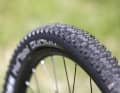Performance-No-Go: Schmale Schwalbe Reifen mit billiger Gummimischung.