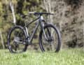 Das Cube Reaction C:62 One bietet etwas, das es heute nur noch selten gibt: Ein Carbon-Hardtail für unter 1500 Euro.