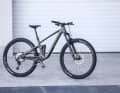 Auf den ersten Blick ist es kaum zu glauben, dass das Carbon-Trailbike von Cube unter 3000 Euro kosten soll.