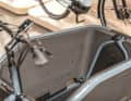 200 Liter Volumen, robuste EPP-Konstruktion und jede Menge Platz für Kinder, Wocheneinkauf oder Werkzeug – die Transportbox macht das CUBE zum echten Lastesel.