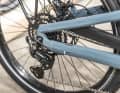 Mit ihrer großen Übersetzungsbandbreite meistert die Shimano-Cues-9-Gang-Schaltung auch steile Anstiege souverän – selbst mit voller Beladung.