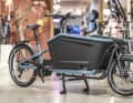 220 Kilogramm Systemgewicht, 800-Wh-Akku und Bosch Cargo Line: Das Cargo Hybrid richtet sich an Familien, Pendler und alle, die das Auto häufiger stehen lassen wollen.