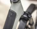 750 Wh für lange Einsätze: Der entnehmbare Bosch PowerTube-Akku verschwindet elegant im Rahmen und liefert reichlich Energie für ausgedehnte Transporttouren.