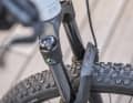Große Begeisterung löst die RockShox Recon Silver RL nicht aus. Die Luftfedergabel spricht ordentlich an und schluckt kleinere Schläge zuverlässig, bei Dämpfung und Einstellmöglichkeiten setzt sie der Preisklasse entsprechend aber klare Grenzen. Für Touren und einfache Trails reicht ihre Performance dennoch völlig aus.