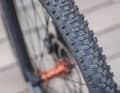 The choice of tyres is less sporty. The Schwalbe Smart Sam tyres are particularly at home on gravel tracks, forest roads and for everyday use. Anyone who occasionally tackles trails is likely to find themselves wanting more grip and sturdier casings sooner or later.