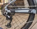 Ein echtes Highlight klemmt am Heck: Mit der Sram Eagle 90 Transmission verbaut Cube eine Schaltung, die auf Srams bewährter Transmission-Plattform mit Full-Mount-Aufnahme basiert. Die robuste Konstruktion und die präzise Schaltperformance kennt man sonst vor allem von deutlich teureren Mountainbikes. Chapeau, Cube!