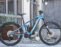 26.5 kilograms in size M, a removable 800 Wh battery, 120 millimetres of suspension travel and comfort-oriented geometry: For €3,999, Cube has put together an extremely attractive all-round package with the Stereo Hybrid ONE22 Race 800. Price-conscious touring e-MTB riders get a lot of bike for their money here.
