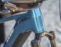 Smooth-finished welds on the main frame and a fully integrated cable routing system through the headset give the Stereo Hybrid ONE22 a distinctly high-quality appearance. The clean-cut head tube area, in particular, creates a look that one would not necessarily expect in this price range.
