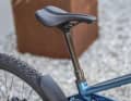 A dropper seatpost comes as standard on the ONE22 Race. It provides significantly greater freedom of movement on the bike, particularly on steep descents. This improves riding safety, as it makes it easier to shift your body weight backwards.