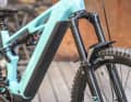 Beim Fahrwerk setzt Cube auf Komponenten von SR Suntour. Die Aion 38X 2CR Air spricht zwar nicht ganz so feinfühlig an wie teurere Konkurrenzmodelle, überzeugt im Alltag aber mit viel Komfort und ausreichend Reserven für anspruchsvolle Trails.