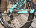 A clever combination: although Cube mainly uses Shimano Deore components, the higher-quality XT rear derailleur is fitted at the rear. This enhances the drivetrain somewhat.