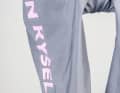 Les jambes de pantalon, d'une coupe assez longue, sont elles aussi totalement dépourvues de coutures et offrent un confort durable.