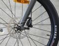 Hydraulische Scheibenbremsen sind beim Ausflug ins Gelände ein Must-Have an einem Kinderbike, wie dem Specialized Riprock 24.