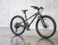 Schon im Stand ist dem Specialized Riprock 24 seine progressive Kinderbike-Geometrie anzusehen.