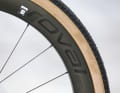 Les roues en carbone Roval, développées par Specialized et dotées de jantes hautes, réduisent la résistance à l'air de ce vélo de gravel de course.